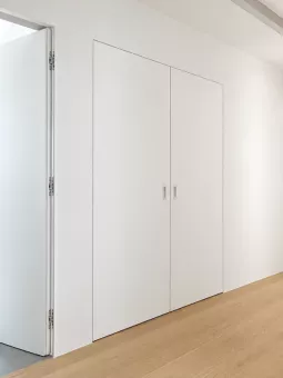 Moderna dvokrilna notranja vrata s skritimi podboji